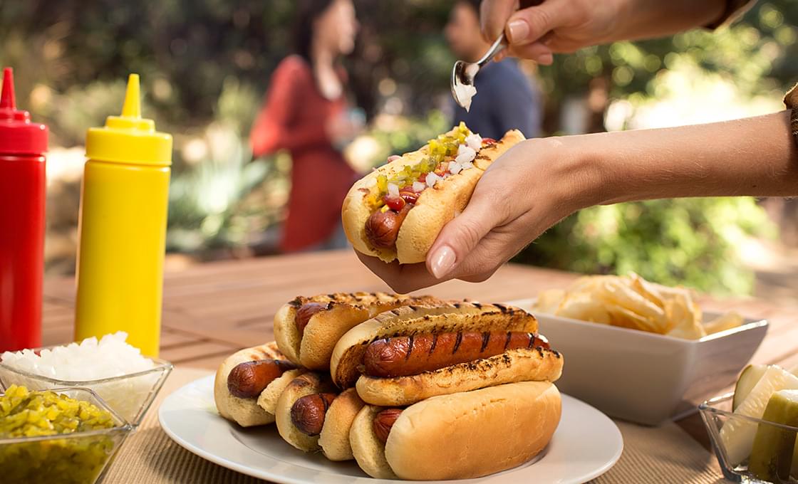 Carry paddestoel Verbeelding How to Grill Hot Dogs | Kingsford®