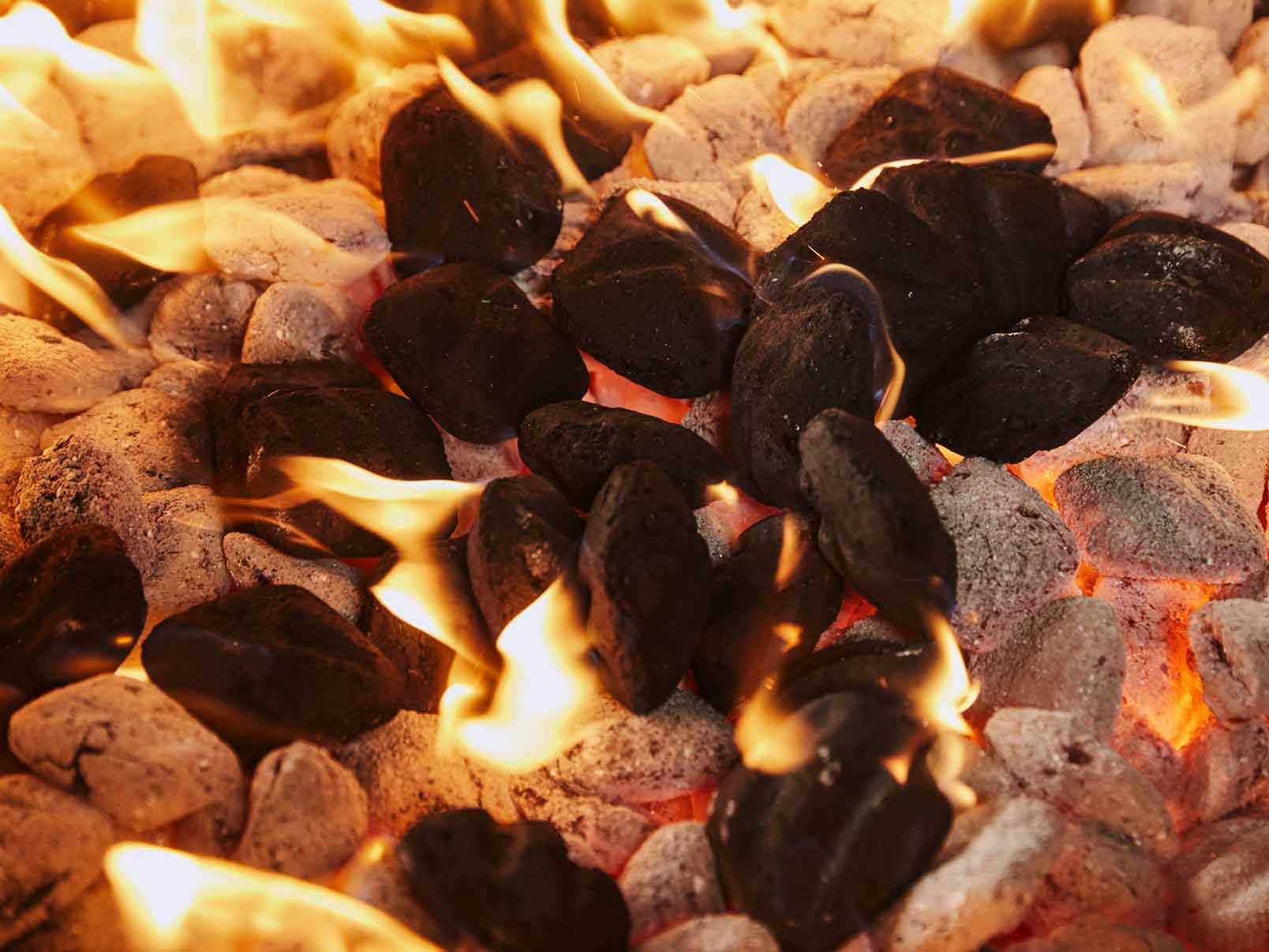 How to Control the Heat When Grilling With Charcoal